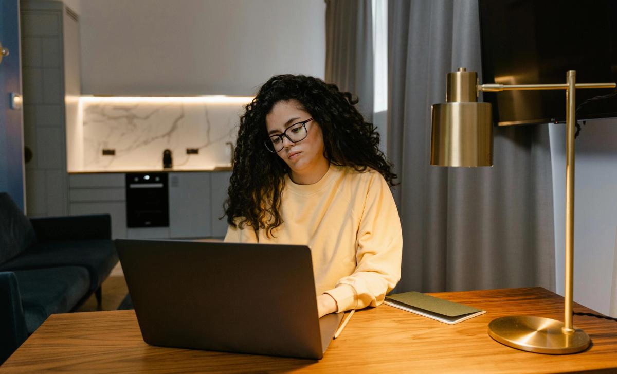 Entrepreneur travaillant depuis son domicile, ordinateur ouvert sur un bureau à la maison