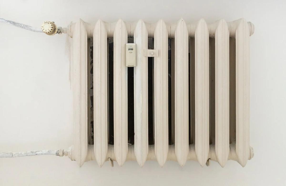 Répartiteur de frais de chauffage électronique fixé sur un radiateur d'appartement
