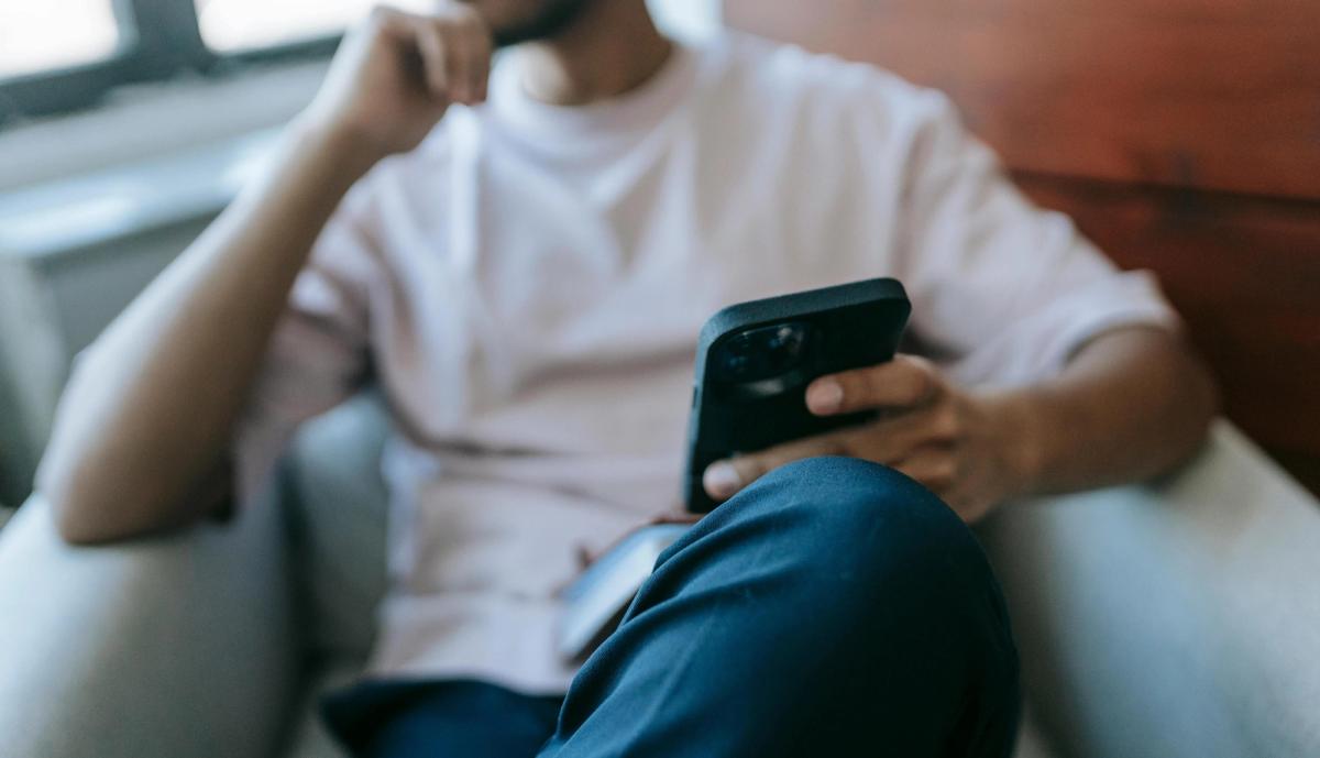 Smartphone utilisé comme sonomètre pour mesurer le niveau sonore d'un appartement lors d'une visite immobilière