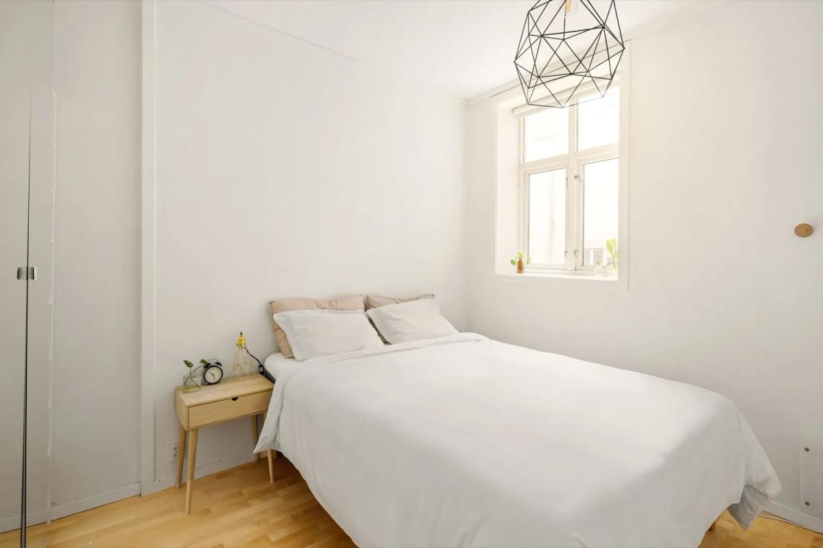 Chambre lumineuse et rangée prête à être photographiée pour une annonce de colocation