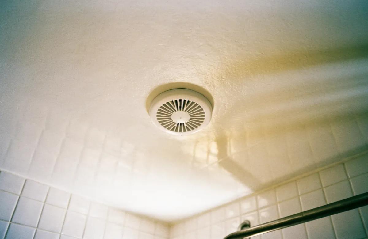 Bouche d'extraction de VMC au plafond d'une salle de bains