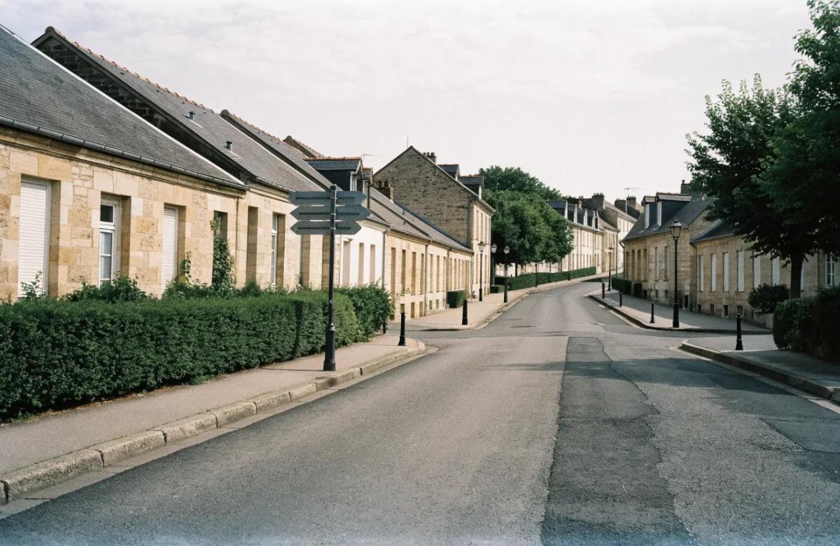 Panneaux directionnels vers les différents quartiers de Bordeaux, chacun avec son propre barème de loyers