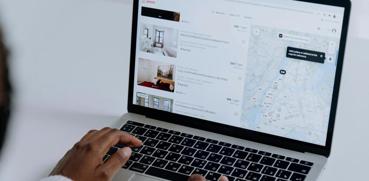 Documents de comparaison de loyers et annonces immobilières sur une table