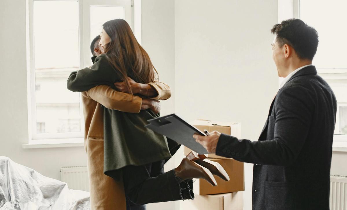Propriétaire accueillant un locataire dans son logement avec une chambre meublée