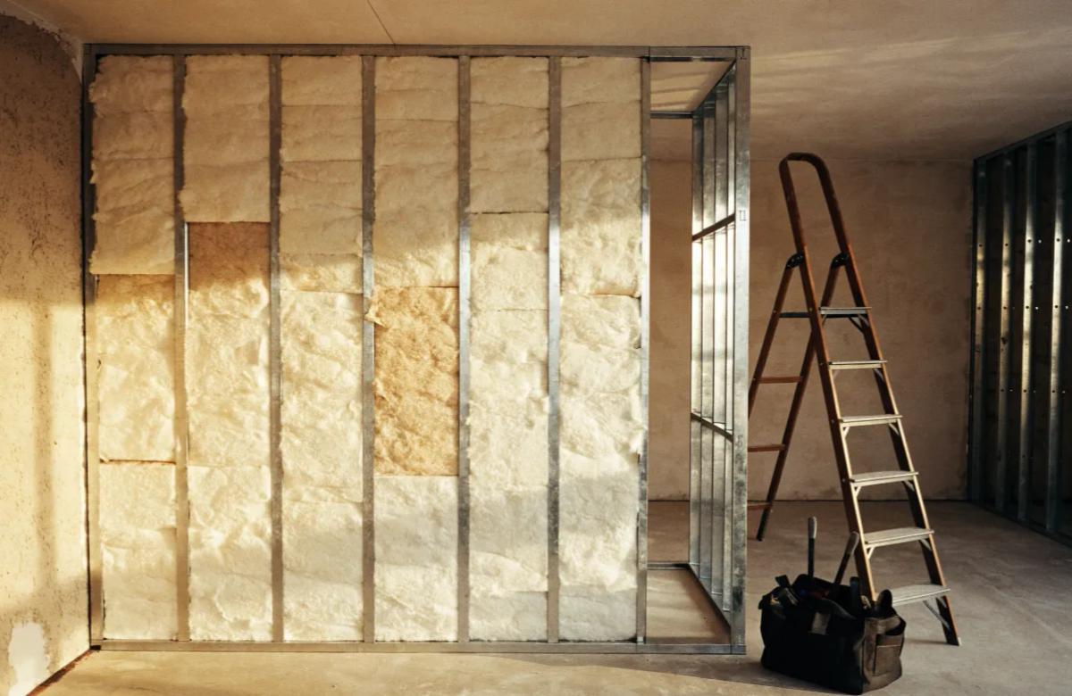 Travaux d'isolation thermique dans une maison en rénovation énergétique