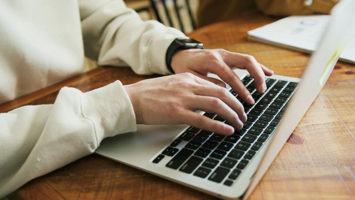 Personne remplissant une demande de garantie Visale en ligne sur ordinateur portable