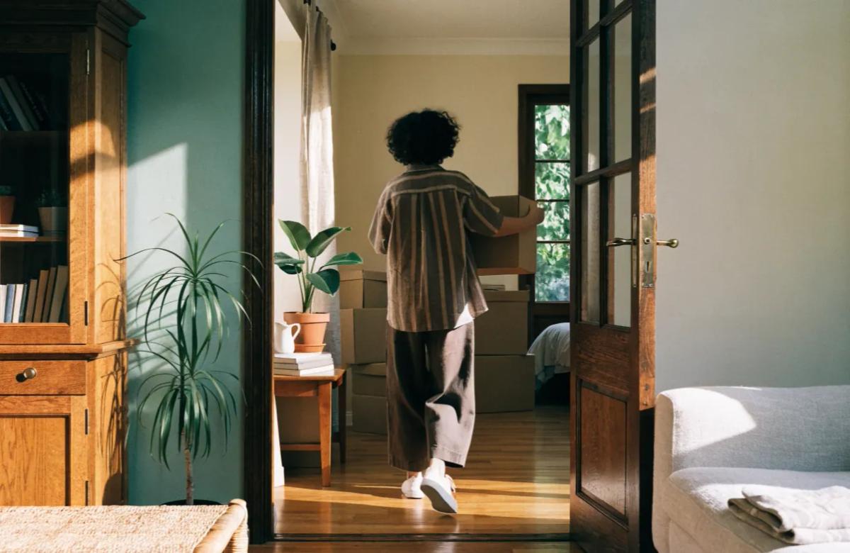 Locataire emménageant dans son nouveau logement avec des cartons