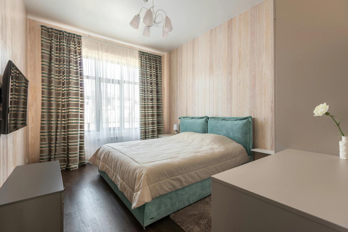 Chambre meublée lumineuse photographiée en lumière naturelle pour une annonce de location