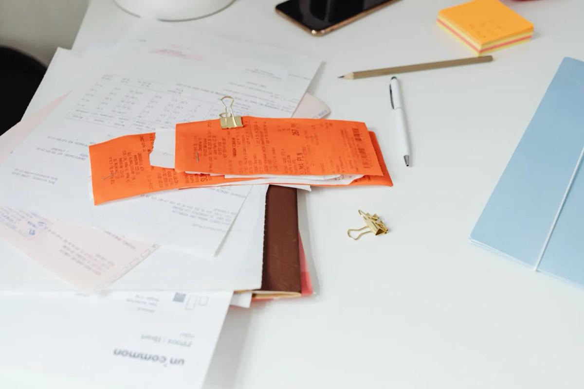 Exemple de quittance de loyer remplie posée sur un bureau