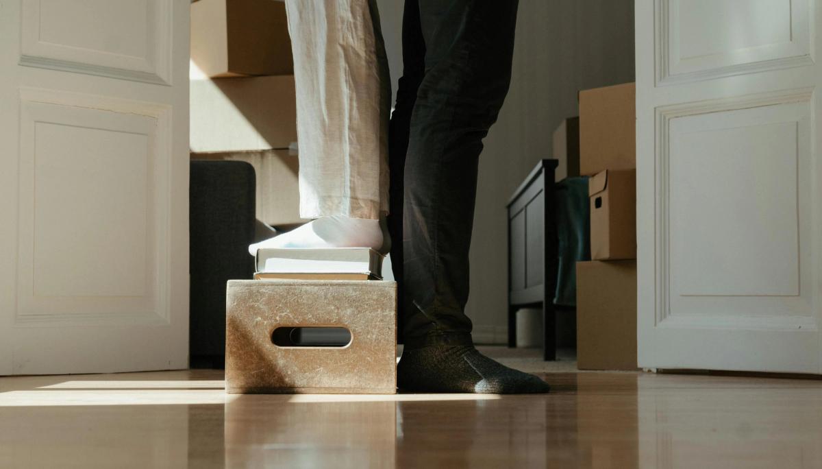 Locataire et propriétaire en train de réaliser un état des lieux d'entrée dans un appartement vide