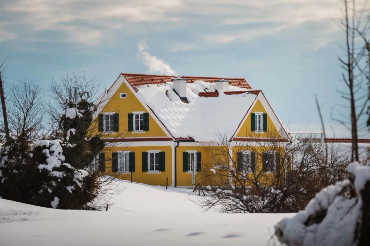 Maison ancienne avec déperdition de chaleur visible en thermographie, illustrant une passoire thermique
