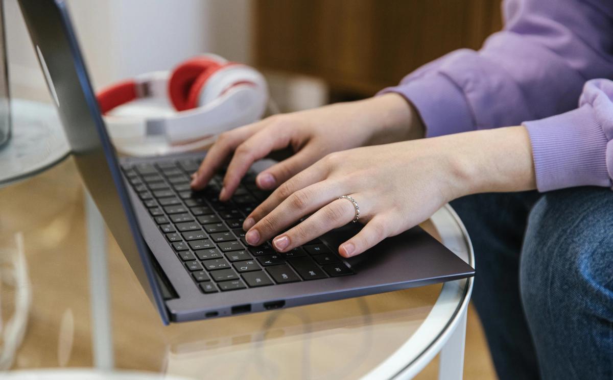 Exemples de mails de changement d'adresse ouverts sur un écran d'ordinateur
