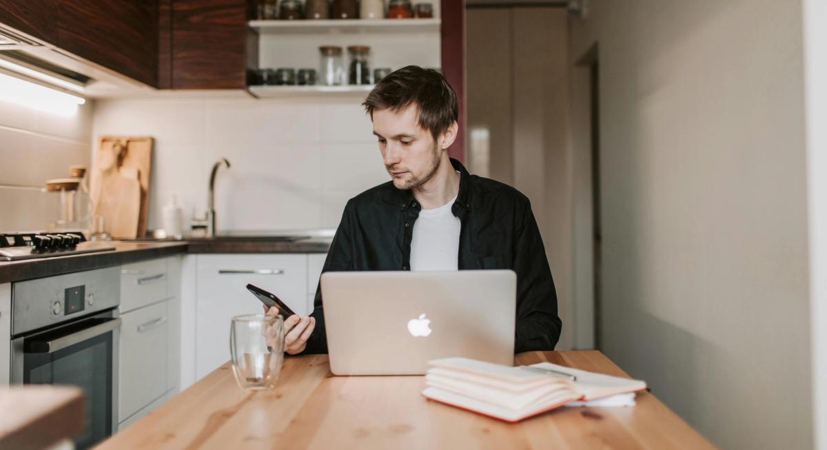 Freelance consultant son ordinateur pour rechercher un appartement en ligne