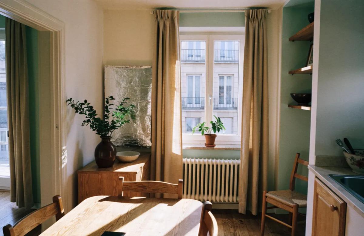 Radiateur avec panneau réflecteur et rideaux thermiques pour limiter les pertes de chaleur