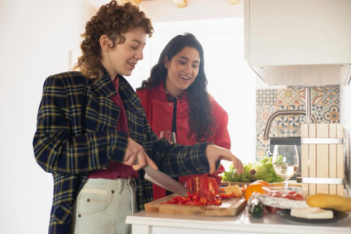 Colocataires partageant un repas dans la cuisine d'un appartement parisien