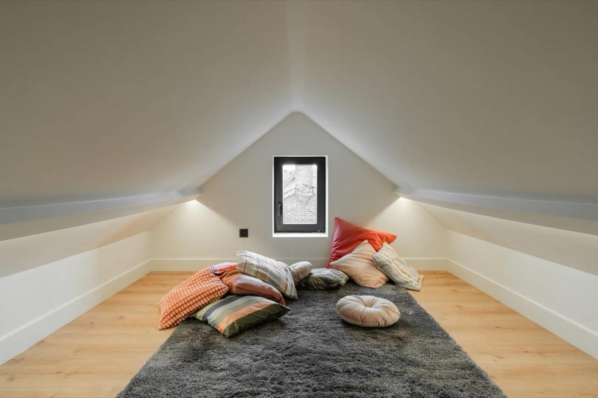 Schéma d'un appartement mansardé illustrant les surfaces incluses et exclues du calcul loi Boutin
