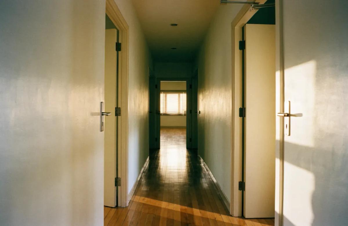 Couloir d'un appartement vide avant l'état des lieux