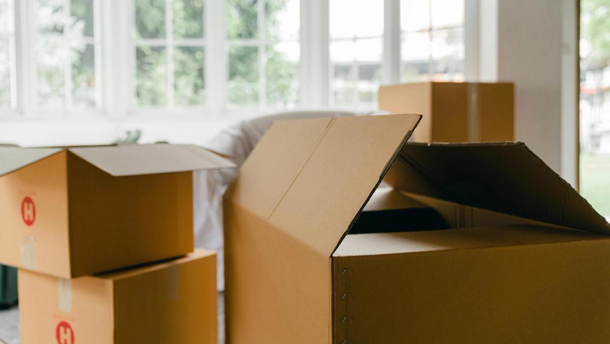 Cartons de déménagement bien emballés et étiquetés, prêts à être chargés