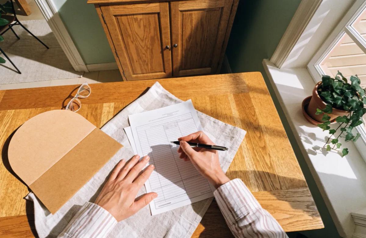 Personne remplissant les documents administratifs de création de son entreprise