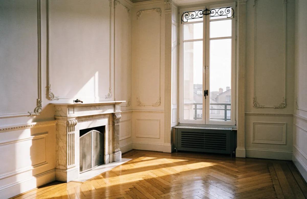 Locataire et propriétaire réalisant l'état des lieux de sortie d'un appartement