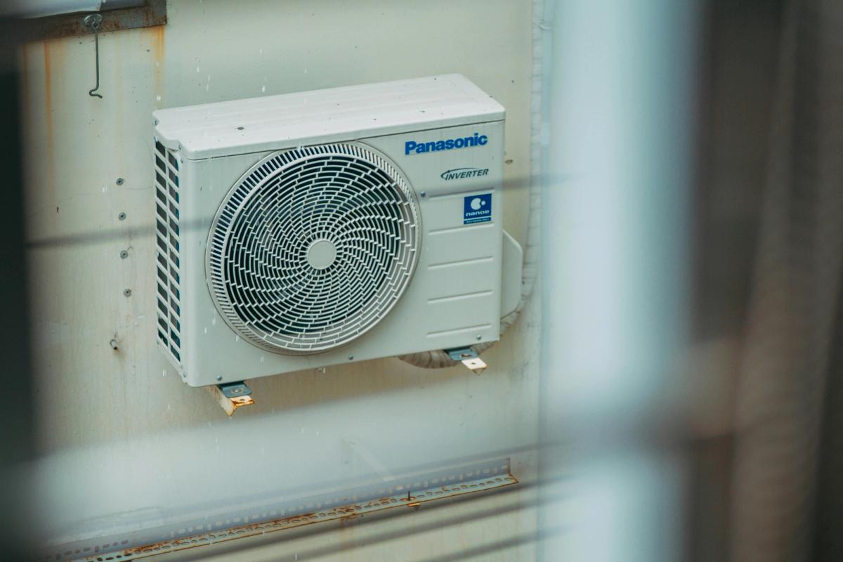 Schéma d'installation d'une unité intérieure et extérieure de climatisation avec liaison frigorifique