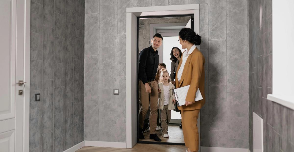 Home stager en train de réaliser un diagnostic dans un salon avant mise en vente