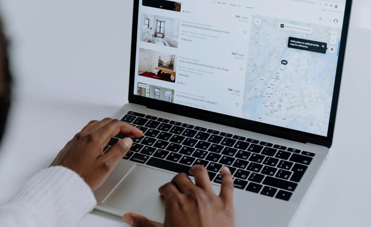 Personne consultant des annonces immobilières sur ordinateur pour trouver un T1 bis