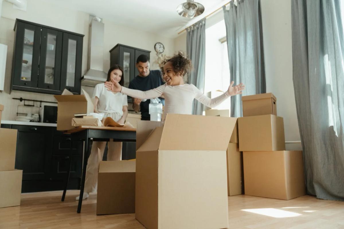 Famille nombreuse emballant des cartons lors d'un déménagement