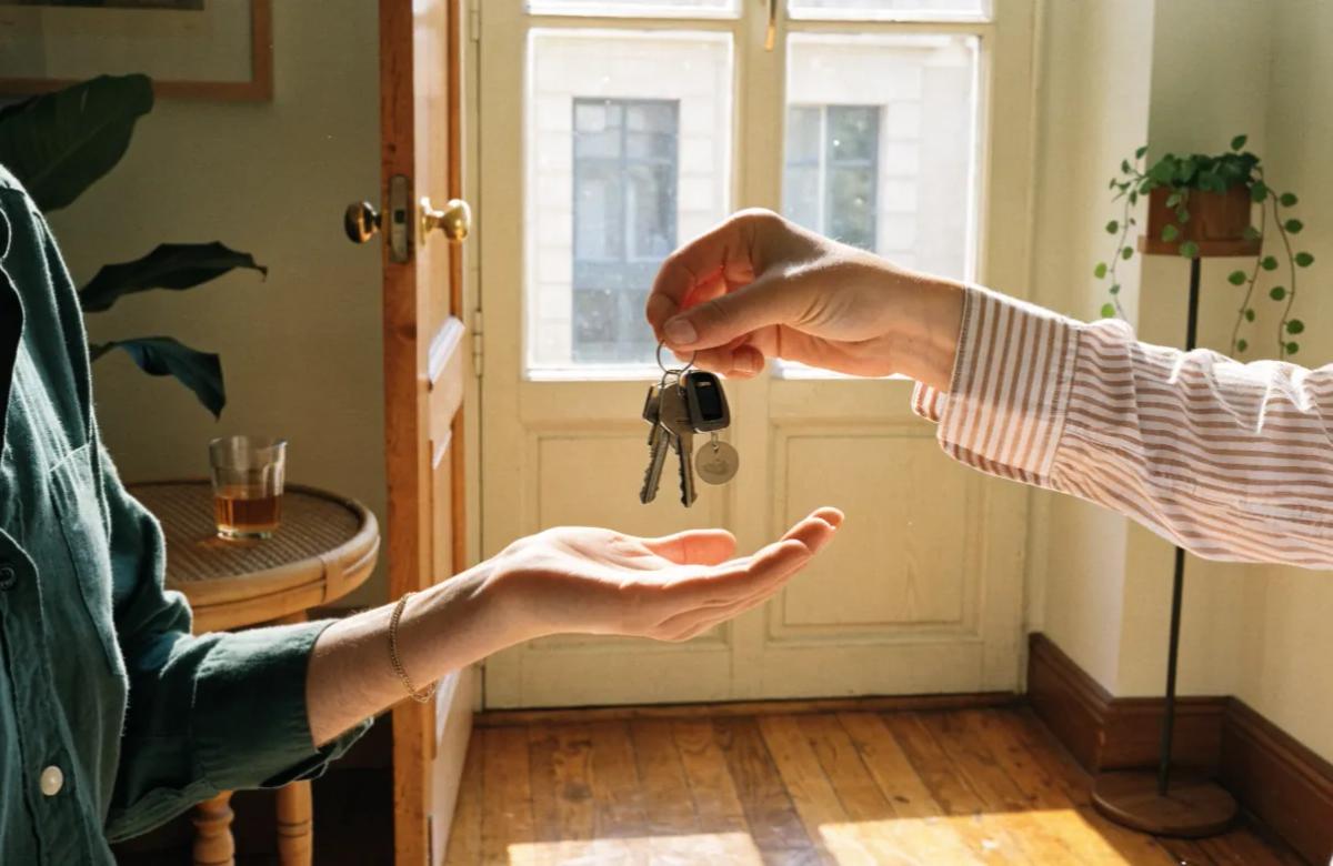 Locataire remettant les clés de son logement au propriétaire lors de la sortie