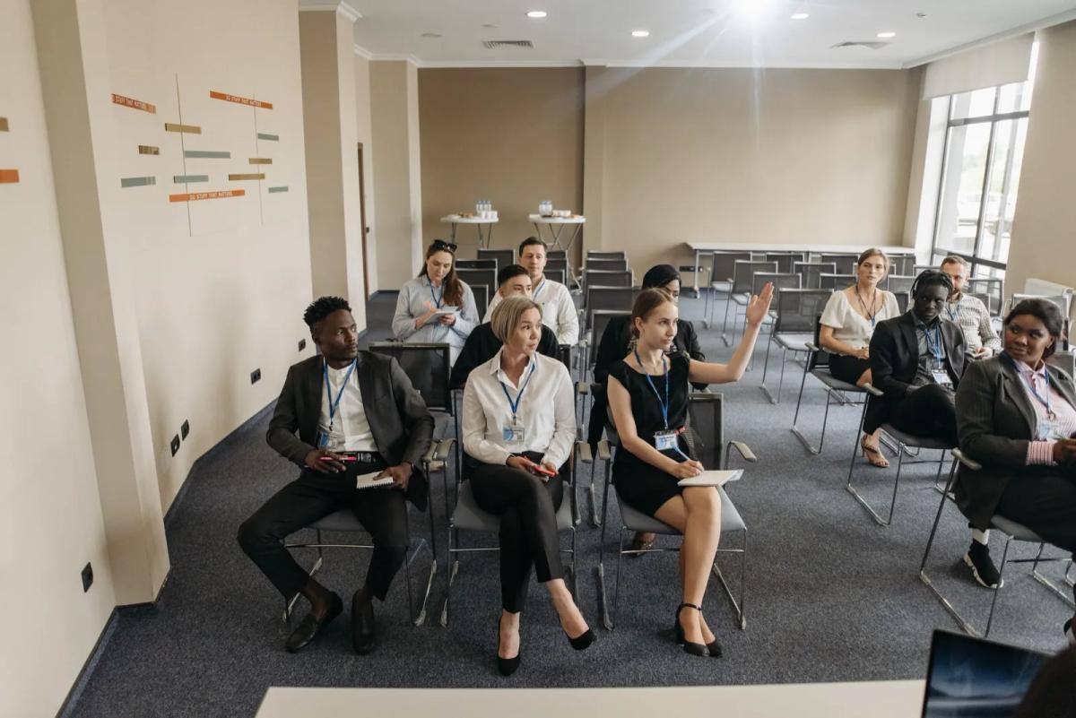 Vote à main levée pendant une assemblée générale de copropriété