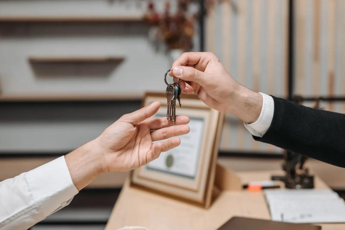 Un locataire et un propriétaire discutant des obligations d'assurance habitation