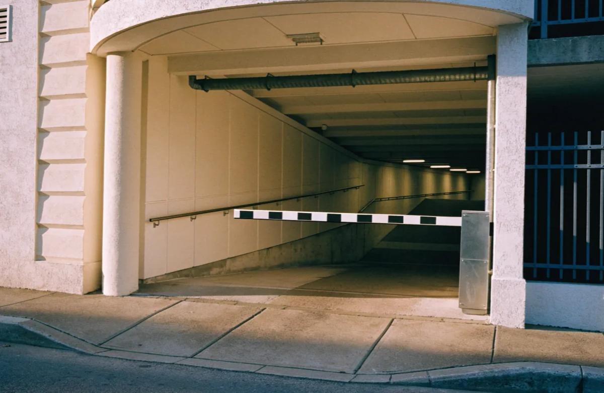 Barrière automatique fermant l'accès à un parking souterrain privé en copropriété