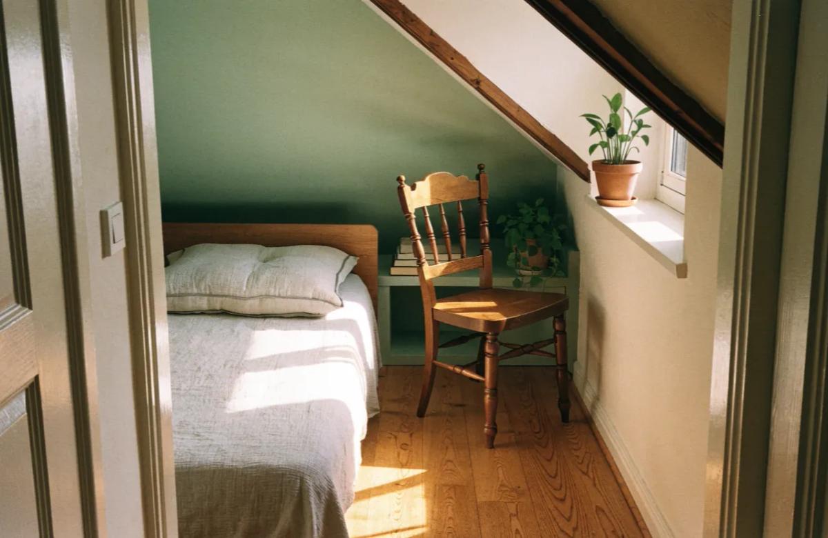 Chambre de bonne parisienne sous les toits dans un immeuble haussmannien