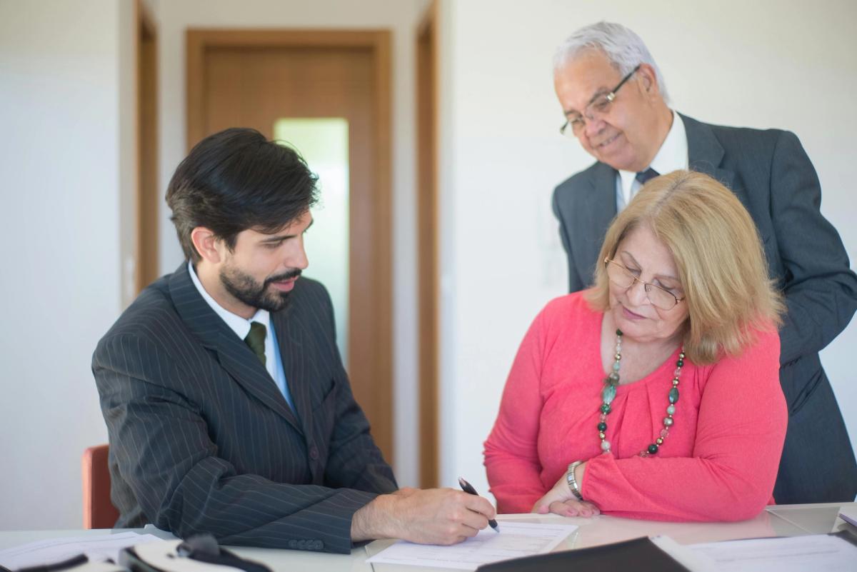 Illustration d'un senior signant un contrat de viager libre avec un notaire