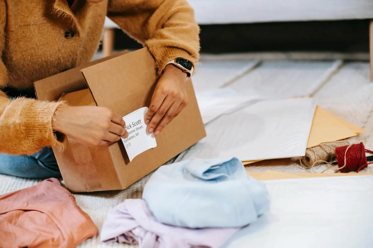 Personne triant son courrier lors d'un déménagement avec des cartons