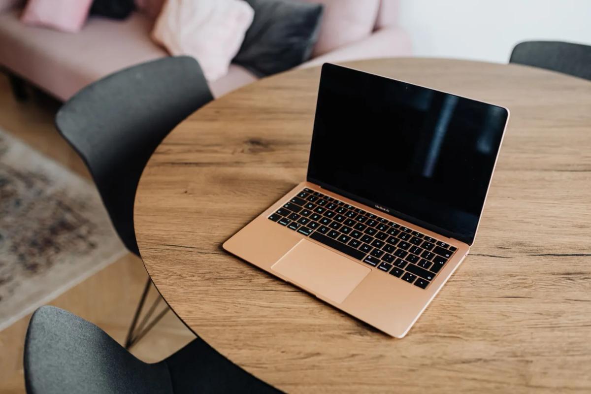 Personne consultant des annonces de sous-location d'appartement sur un ordinateur portable