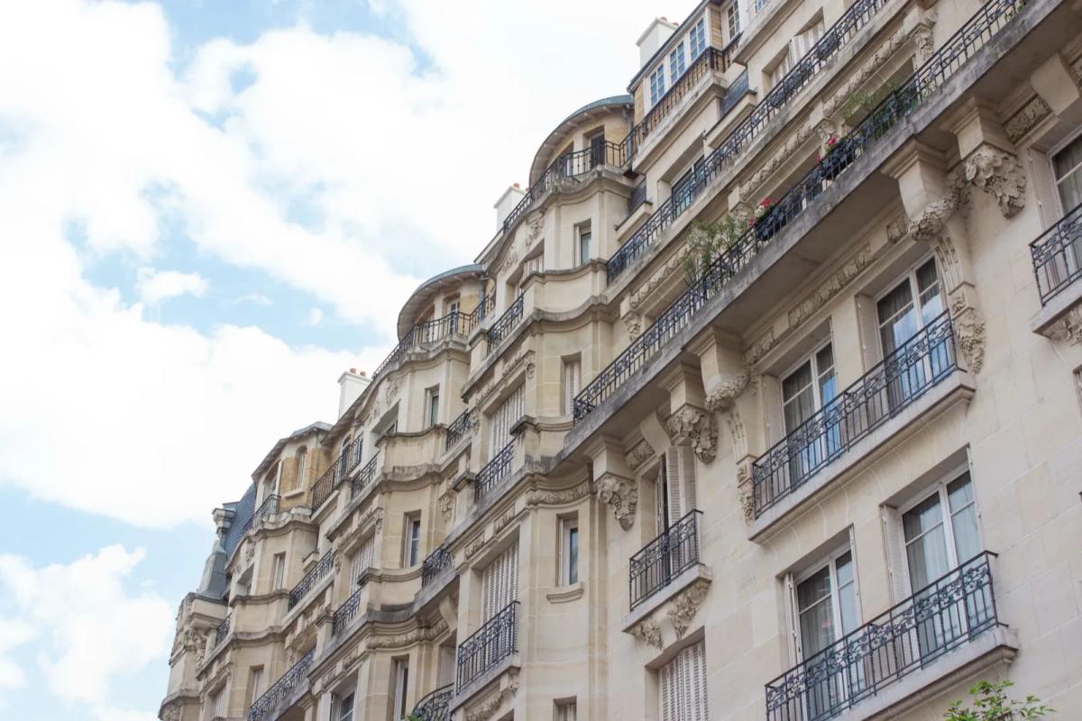 Façade d'un immeuble en copropriété avec balcons