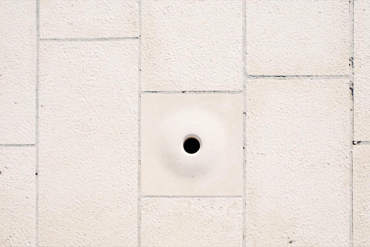 Petit trou dans un mur, point d'entrée typique des souris à boucher