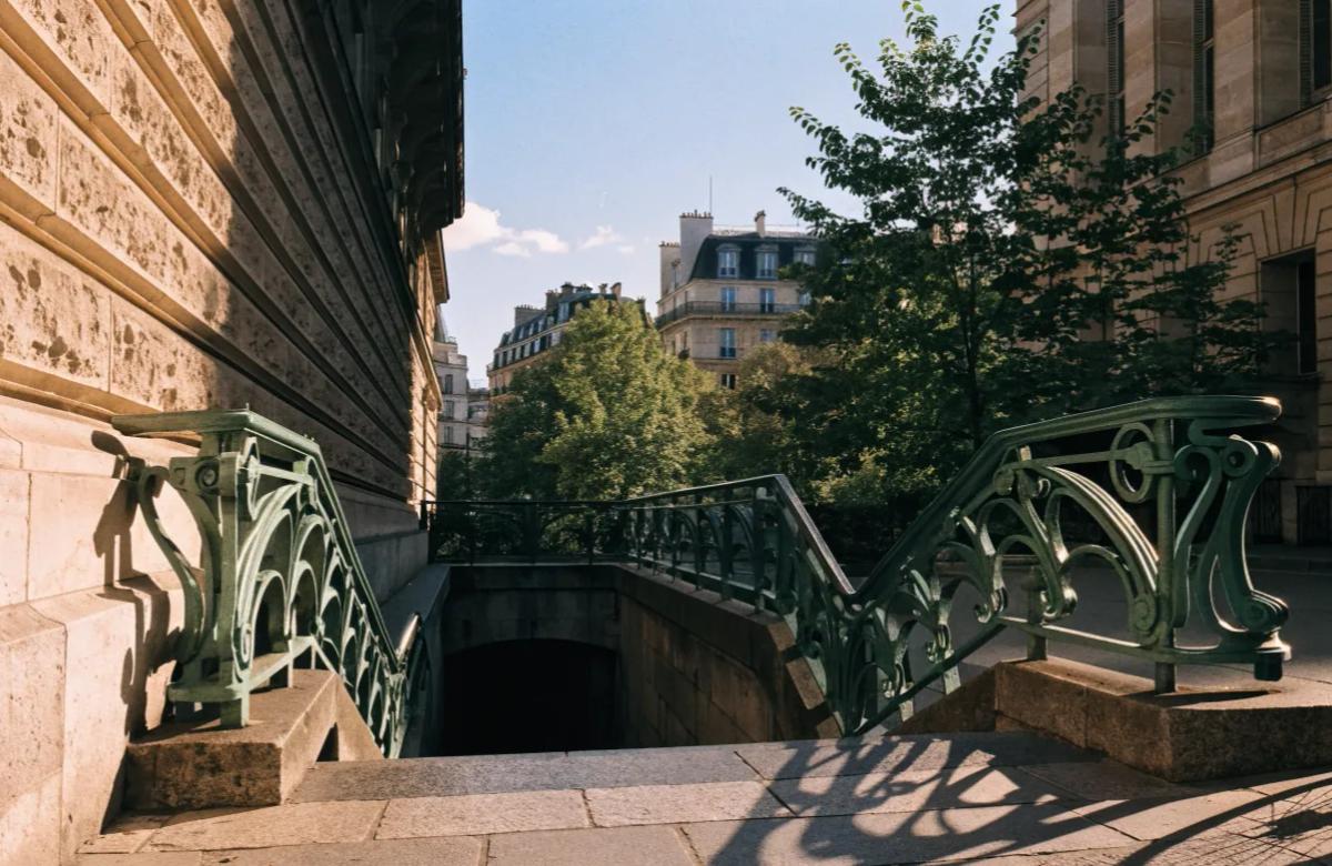 Entrée de métro parisienne, la desserte reste le premier critère quand on cherche moins cher