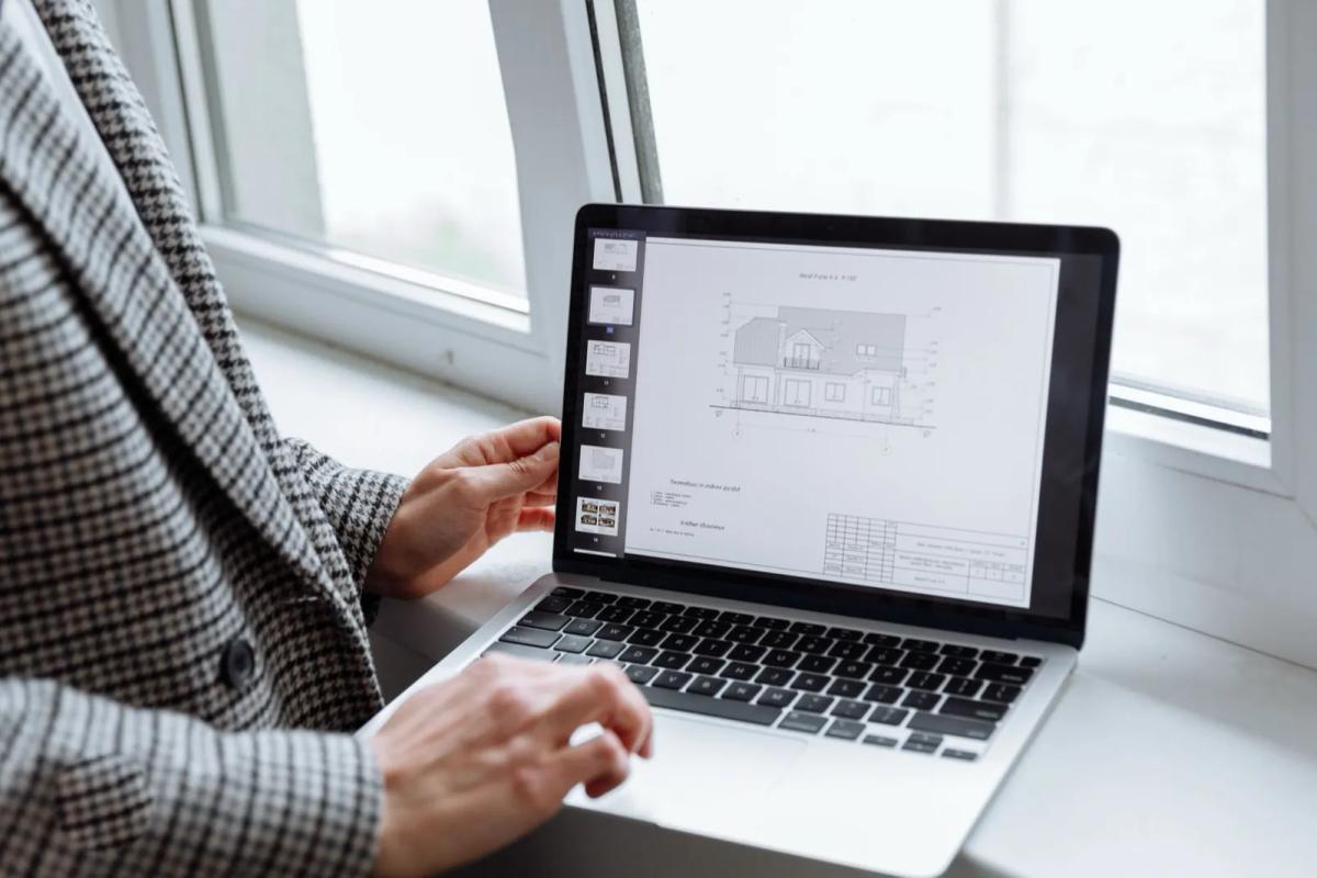 Propriétaire vérifiant en ligne les risques recensés sur sa parcelle