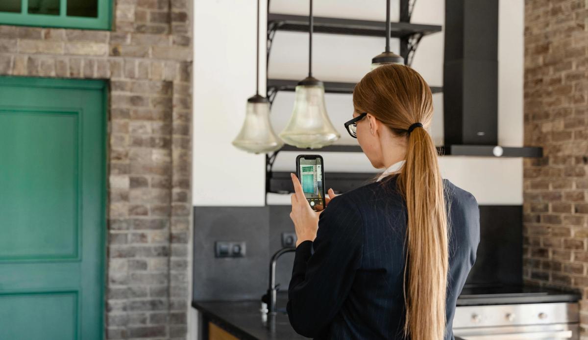 Locataire constatant des dégradations dans son logement et prenant des photos comme preuves