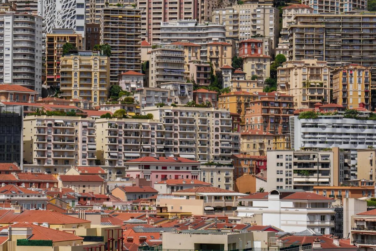 Vue aérienne d'une zone urbaine dense représentant une agglomération en zone tendue