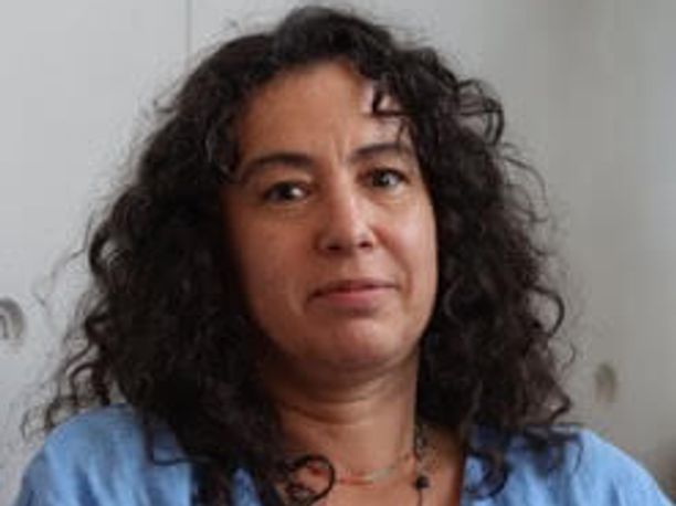 Portrait image of a woman