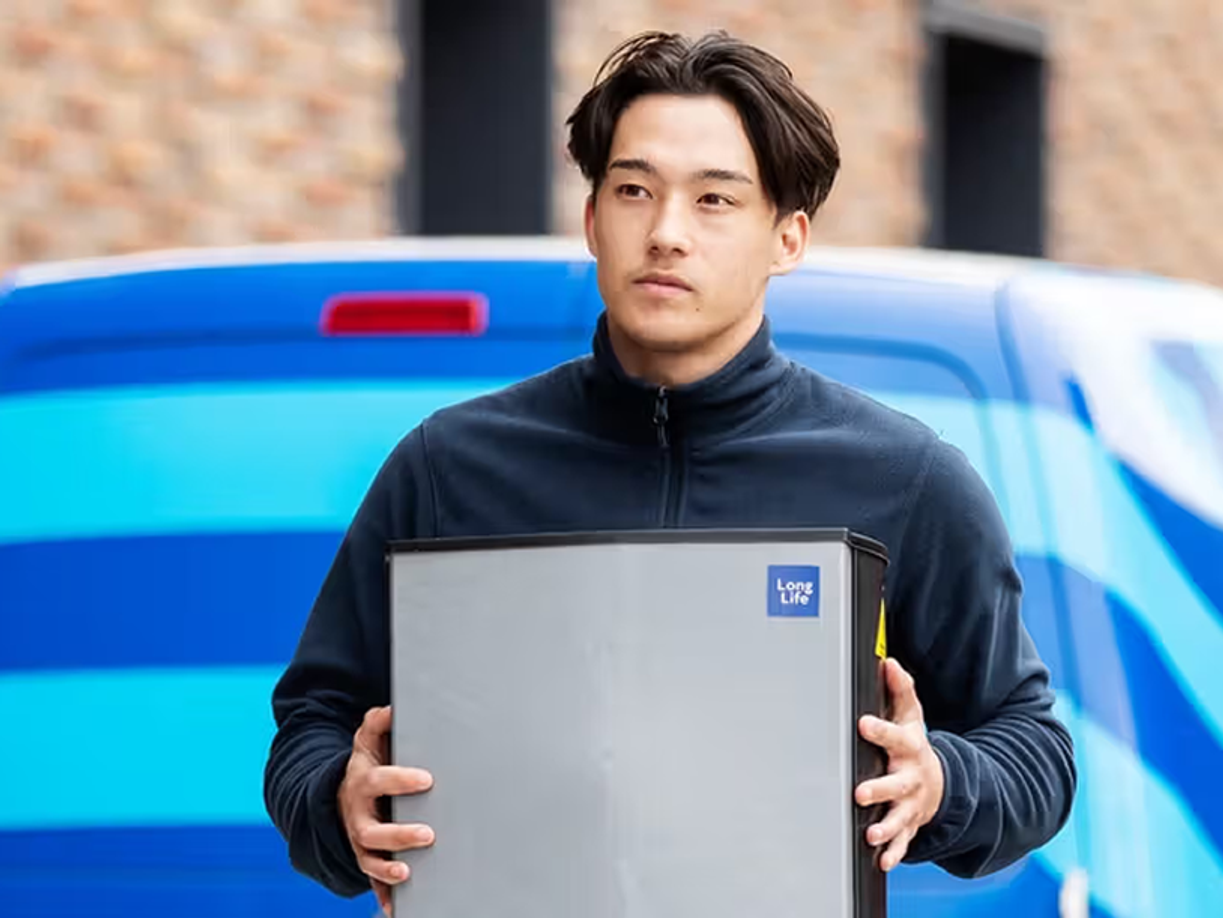 A Anticimex worker holding a box 