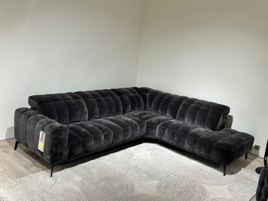 Natuzzi Editions kampinė sofa Portento red room salone Vilniuje