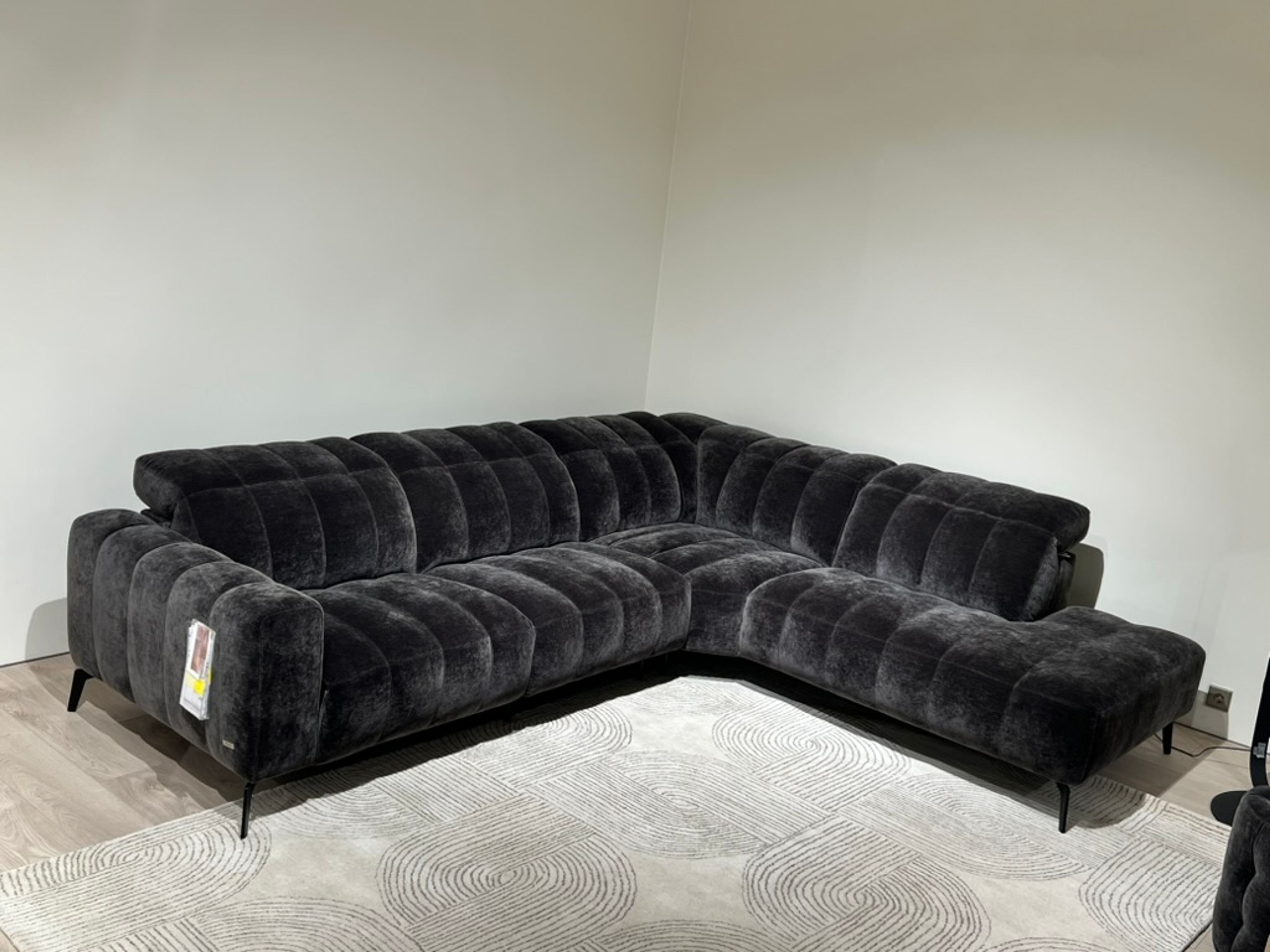 Natuzzi Editions kampinė sofa Portento red room salone Vilniuje