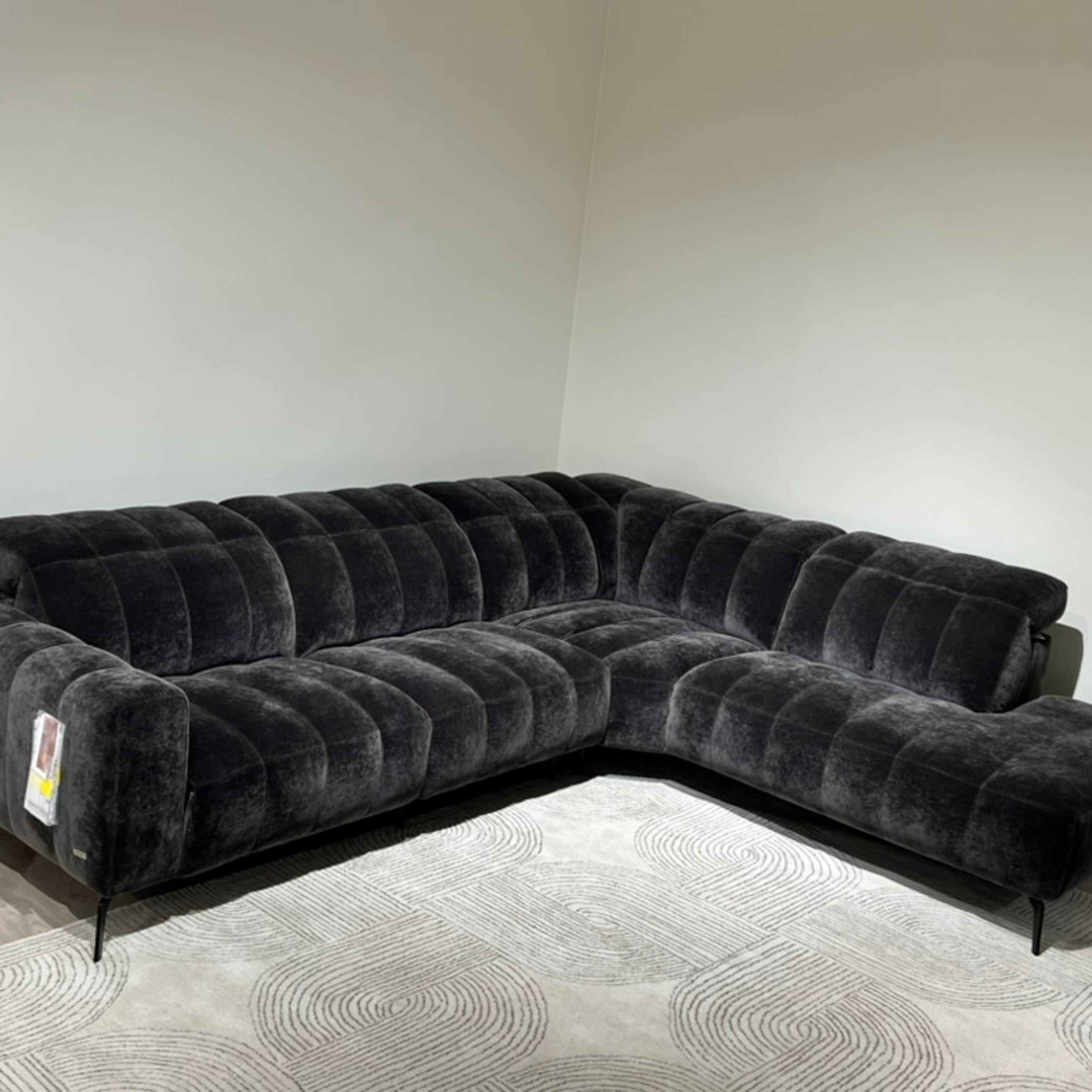 Natuzzi Editions kampinė sofa Portento red room salone Vilniuje