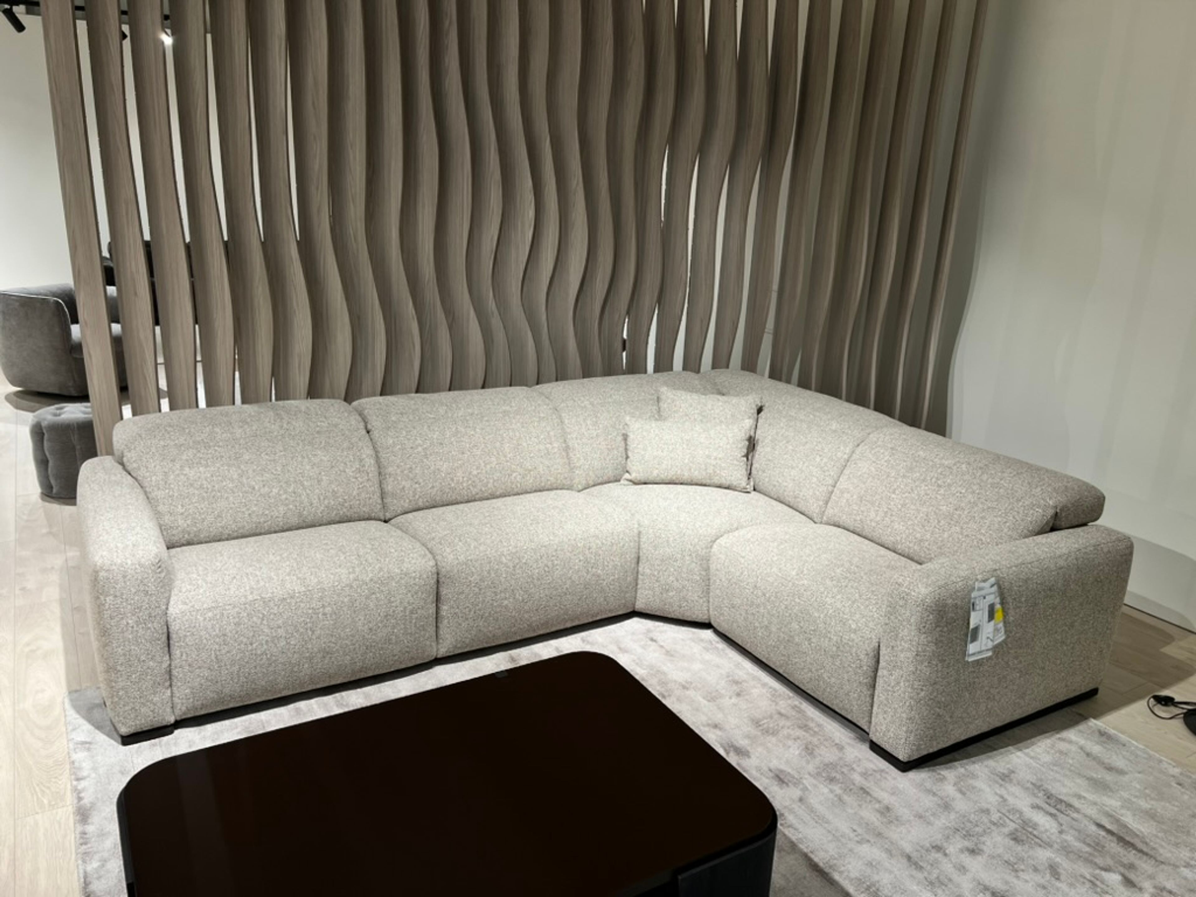 Natuzzi Editions kampinė sofa Baltimora red room salone Vilniuje
