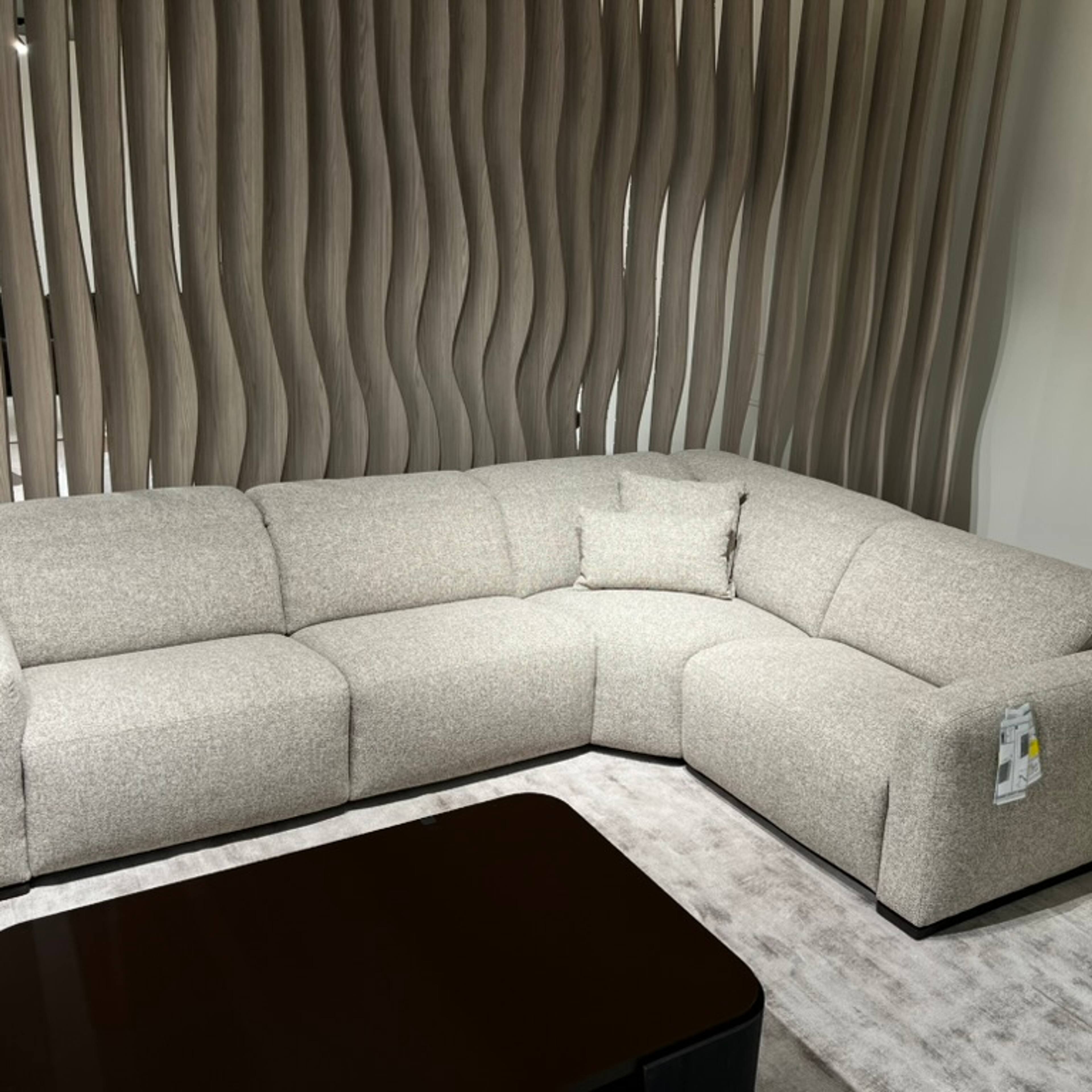 Natuzzi Editions kampinė sofa Baltimora red room salone Vilniuje