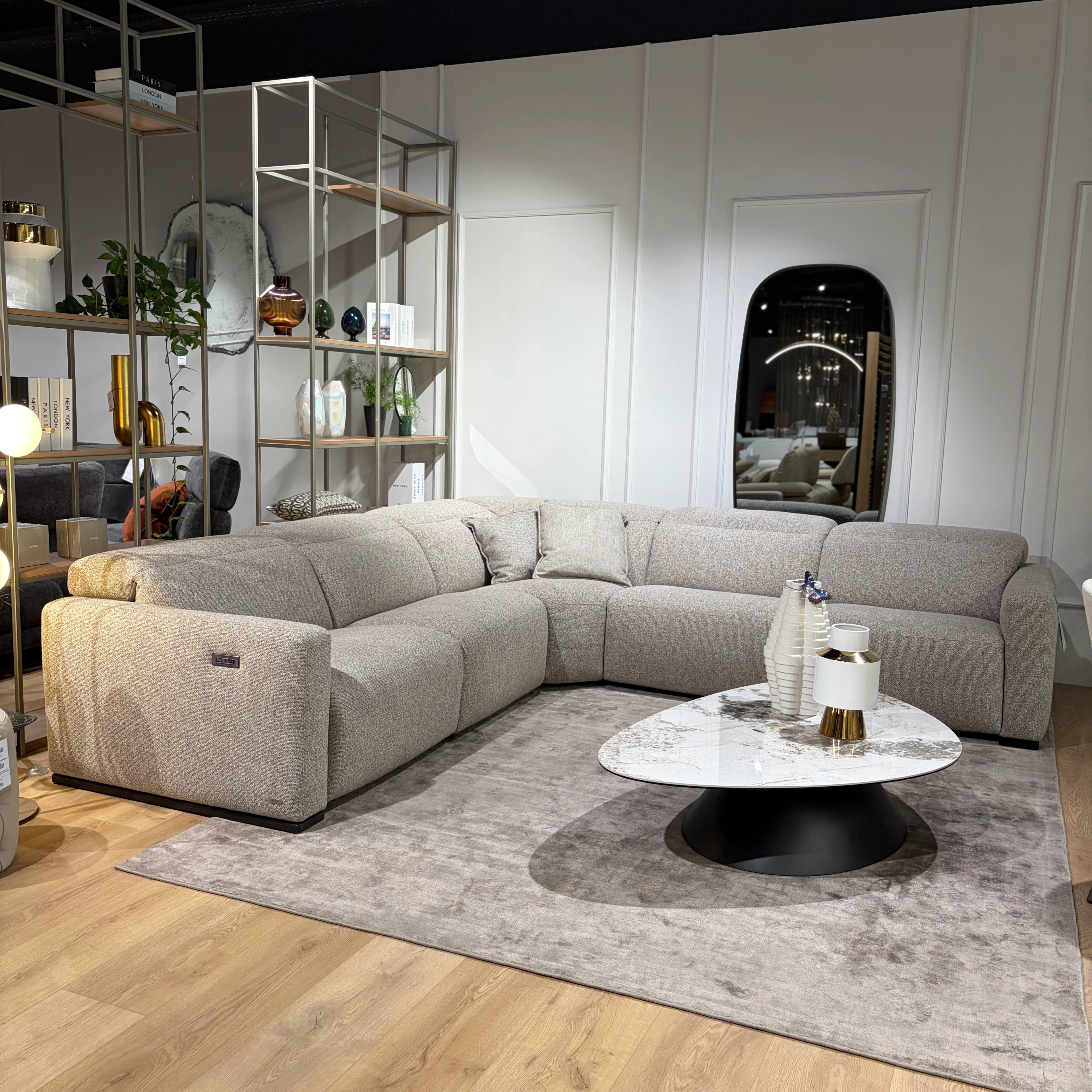 Natuzzi Editions kampinė sofa Baltimora red room salone Kaune